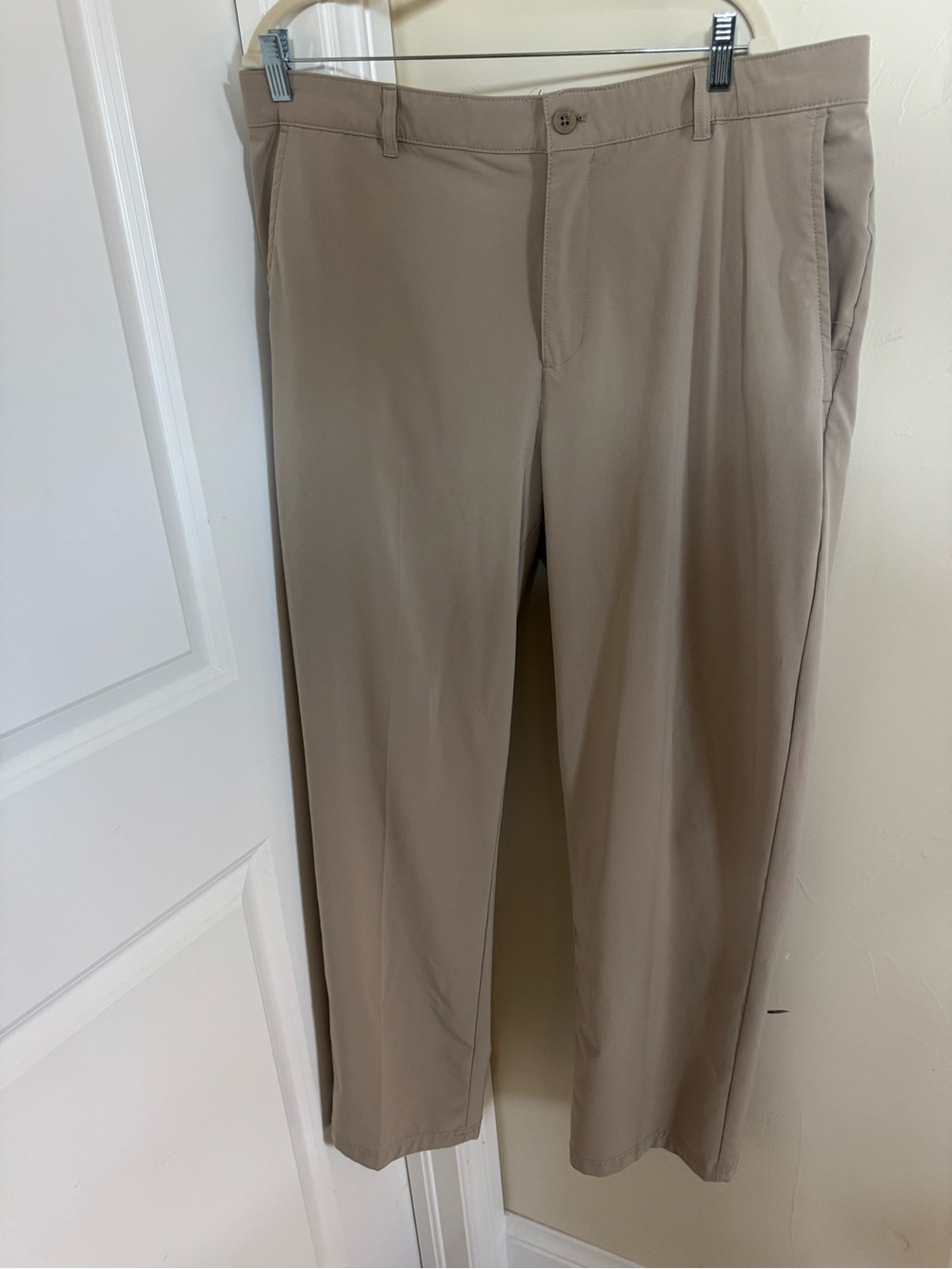 IZOD Golf Men’s Khaki Performance Pants 40x32 Lightweight Flat Front